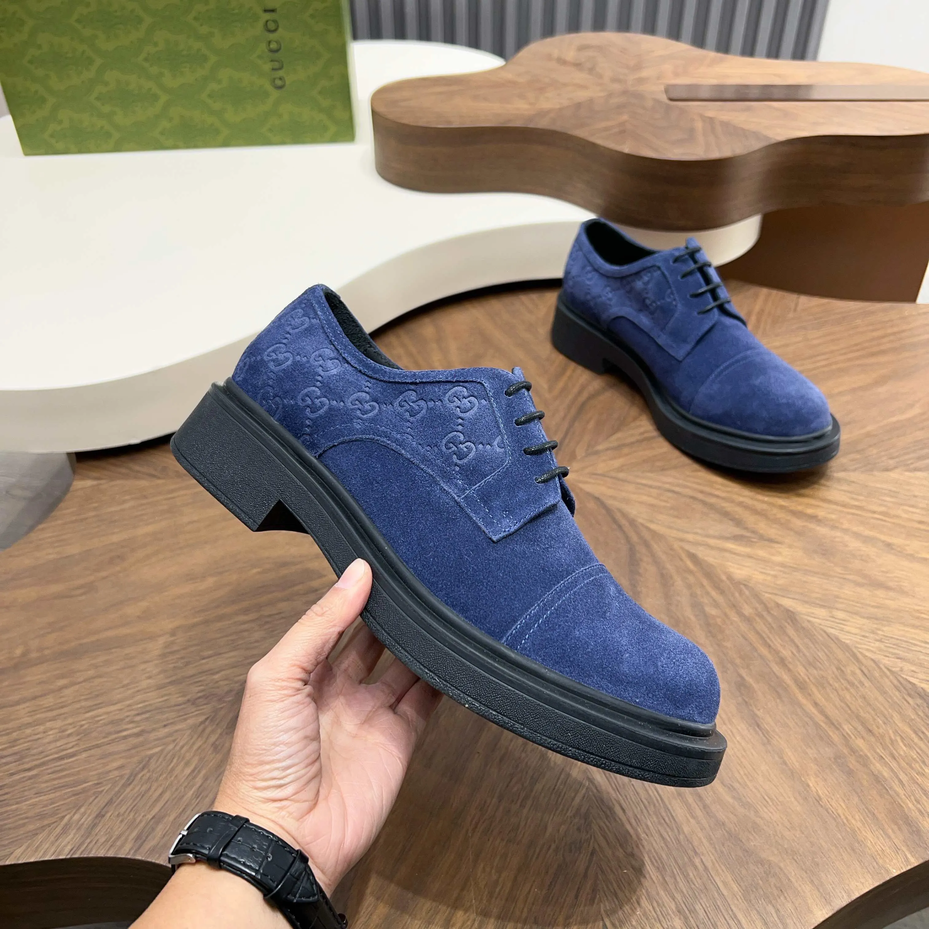 💰780 Gucci/Gucci new men’s lace-up shoes with GG details, matte cow leather derby shoes! The design of this men's lace-up shoe is rooted in the brand's heritage. Crafted from premium waxed cow leather, it is embellished with GG printed embossed suede leather details, a nod to Gucci's iconic monogram. The rubber sole decorated with GG pattern adds a touch of modern fashion to this design. Typical three-joint style design. European and American classic version, full calfskin lining. The overall upper texture is soft and the lining is comfortable and breathable. 2CM thickened soft rubber sole, easy to control. Versatile and stylish upper foot, multiple colors available to meet different matching needs, complete package! Size: 39-40-41-42-43-44 leather shoe size (38.45.46 can be customized)